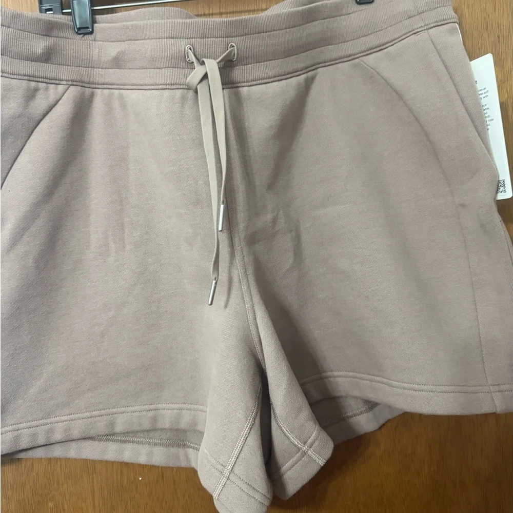 NWT Lululemon Scuba High-Rise Short 5" - Picture 3 of 4